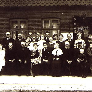 Bryllupsselskab foran slagter Petersens forretning i Søndergade, 1920-1940
