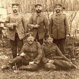 Soldater fra Første Verdenskrig - Hans Toft til højre siddende