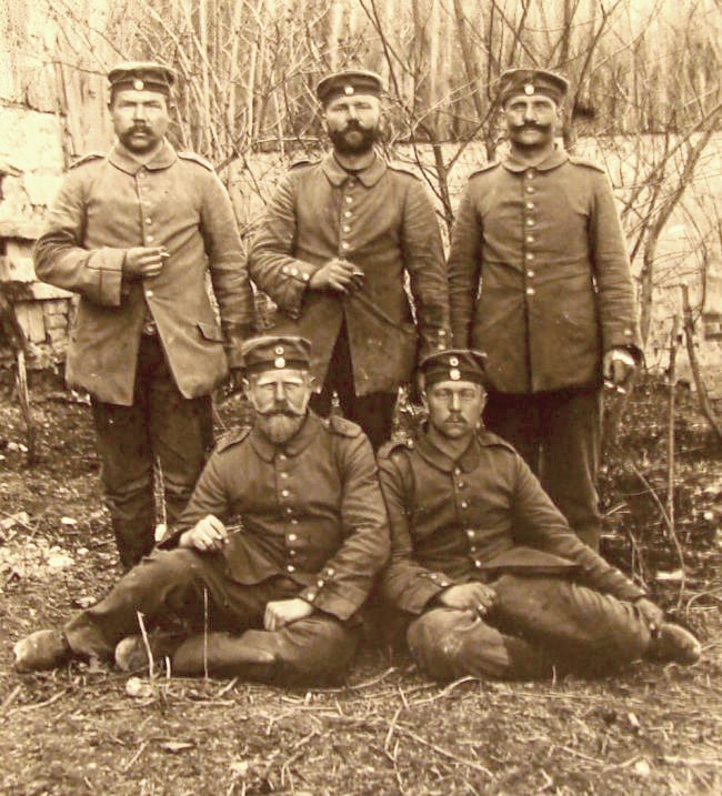 Soldater i Første Verdenskrig - Hans Toft fra Rødding til højre siddende
