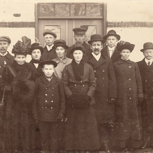 Familieopstilling ved gård, 1880-1900