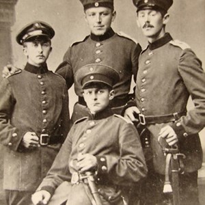 Soldater fra Første Verdenskrig, 1918. Peter Hansen fra Dover midt øverst.