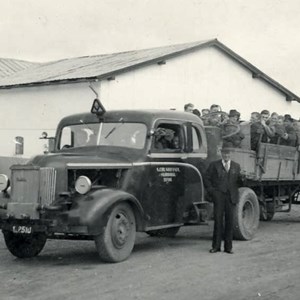 Afgang til frihedsmøde på Skamlingsbanken i juni måned 1945. Lastbilen har gasgenerator.