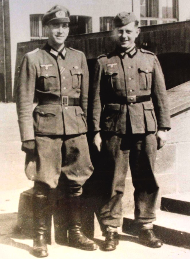 Løjtnant Steim til venstre sammen med en tysk soldat