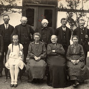 Familieopstilling ved gård, 1880-1900