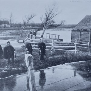 Grænsen ved Frihedsbroen 1914 18 - til højre to danske gendarmer