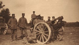 Tyske soldater ved kanon under Første Verdenskrig