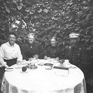 Omkring kaffebordet i haven 1910