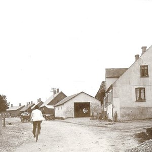 Søndergade cirka 1910-1915, til højre Bække Kro, til venstre det gamle forsamlingshus, i baggrunden Bække Brugsforening