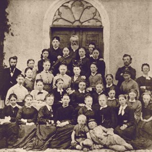 Pigehold på Rødding Højskole omkring 1877 - Cornelius Appel bagerst