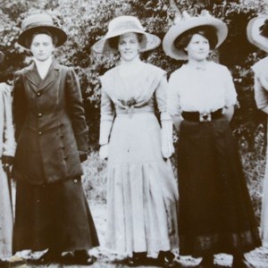 Rødding-piger på gåtur omkring 1906