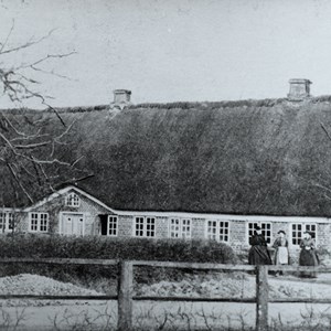 Bennetgård før 1900 - Ane Marie og Jørgen Skrumsager med folk