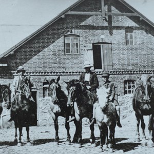 Heste ved gård cirka 1930
