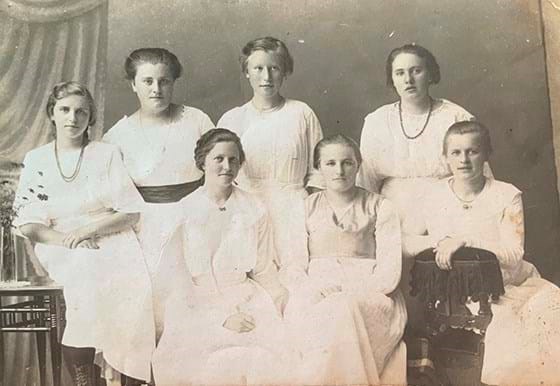 Pigeholdet på Skibelund Efterskole sommeren 1920, forrest til venstre Thora Madsen