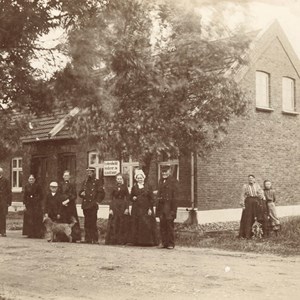 Familien Frydendahl foran hjemmet, 1900
